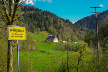Wildgutach, Gemeinde Simonswald, Landkreis Emmendingen im abgelegenen idyllischen Wildgutachtal, Bauernhaus mit Ortsschild, Mittelschwarzwald, Deutschland