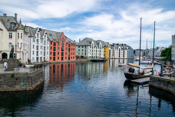 Obraz premium Colorful Buildings Along Ålesund’s Canals in Coastal Norway