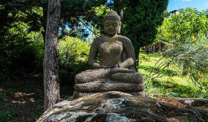 Obraz premium Buddha statue in a garden in Athens, Greece