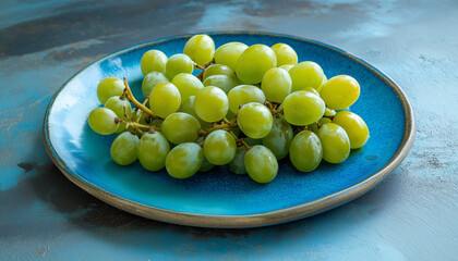 Uvas verdes frescas dispostas em um prato azul para um visual vibrante.