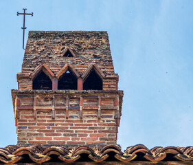 Cheminée dite sarrasine sur la ferme reconstituée des Mangettes à Saint-Étienne-du-Bois,...