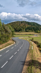 route sinueuse dans le département du Puy de Dôme, format 16:9