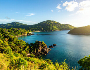 Naklejka premium A stunning coastal landscape showcases lush green hills surrounding a calm, crystal-clear bay under a bright, sunny sky, evoking a sense of peace and natural beauty.