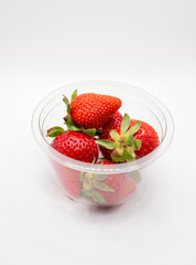 Fresas en un recipiente de plastico transparente