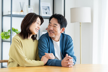 Obraz premium 仲良しのミドルの夫婦