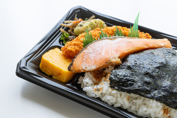 お弁当　鮭のり弁　コンビニ弁当　市販のお弁当　白背景