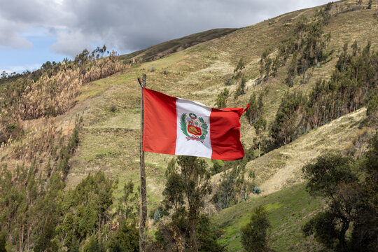 Bandera peruana en la sierra