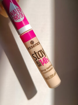 Essence stay all day 14h concealer with copy space