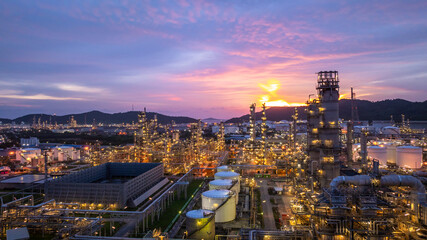 Obraz premium Oil and gas industrial refinery at night, Oil and gas refinery petrochemical plant pipeline steel, Oil and gas refinery factory oil and gas storage tank pipeline steel at night, Global energy refinery