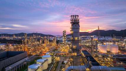 Fototapeta premium Oil and gas industrial refinery at night, Oil and gas refinery petrochemical plant pipeline steel, Oil and gas refinery factory oil and gas storage tank pipeline steel at night, Global energy refinery