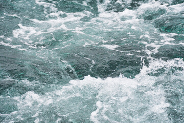 鯛の浦遊覧船　美しい日本の海と波しぶき（日本千葉県鴨川市）背景素材
Tainoura sightseeing boat: Beautiful Japanese sea and wave spray (Kamogawa City, Chiba Prefecture, Japan) background material 