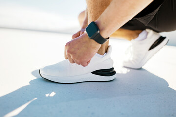 Naklejka premium Lacing up White Sneakers Before an Early Morning Run on a Sunny Day in a Vibrant Urban Setting