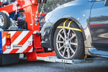 レッカーされる自家用車