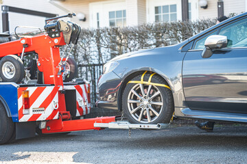 レッカーされる自家用車