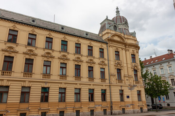 Obraz premium A grand and ornate yellow building, characteristic of historical European architecture