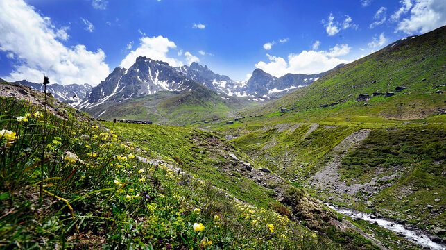 One of the most beautiful paths in the Ka&ccedil;kar Mountains National Park. An experience that starts from Avusor Plateau and offers unique views. &Ccedil;amlıhemşin, Rize, T&uuml;rkiye