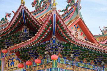 Obraz premium Ornate Chinese Temple Roof with Dragon Sculptures in Klang, Selangor, Malaysia.