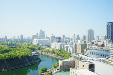 Obraz premium Osaka skyline along with Neya river or Neyagawa in Japan - 日本 大阪府 寝屋川 大阪のビル 
