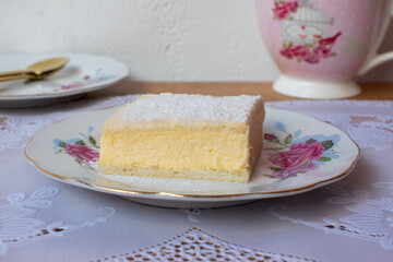 Pastel ruso en plato vintage blanco con flores