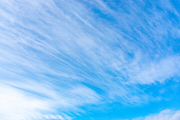 céu azul com nuvens brancas riscadas