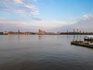 Obraz premium Aerial Views of Fort Lee, New Jersey with Manhattan Skyline and Hudson River at Sunset
