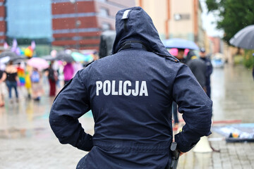 Polska policja na służbie w mieście. Napis policja