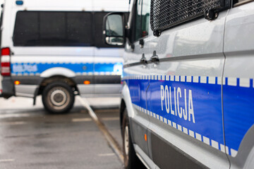 Nowy radiowóz polska policja na parkingu.