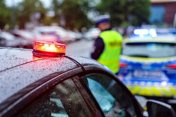 Polscy policjanci i ich pojazdy podczas wieczornej służby w mieście.