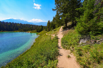 Obraz premium Trail on the shore of the Fourth Lake of the Valley of the Five Lakes in the Jasper National Park before the 2024 wildfire in Alberta, Canada