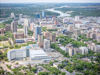 Obraz premium City view from above with a large white building in the middle