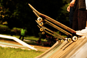 Sequência de pranchas de skate em pista de concreto.  © Luiz Leite