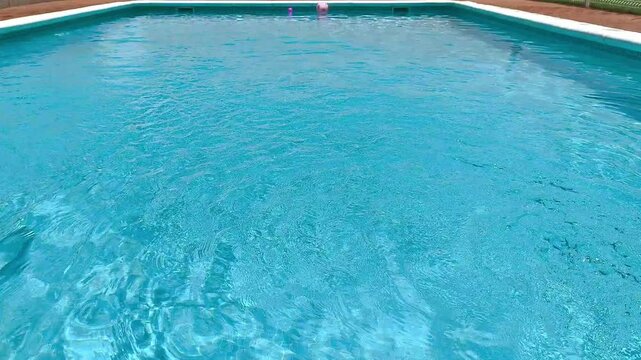 Piscina solitaria cuidado con los ahogados en verano