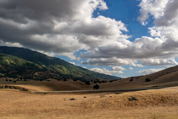The tehachapi Mountains in California