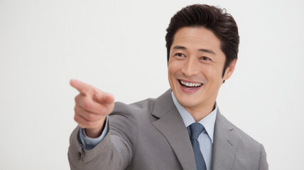 プレゼン中の日本人男性ビジネスパーソンと説明的なジェスチャー