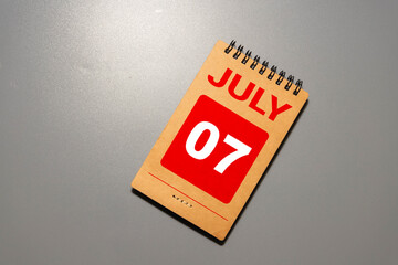 July 7, a calendar photo from the wood The table top consists