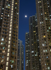 香港の高層ビルと月光
