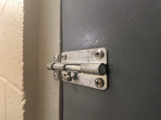 Dead bolt door lock