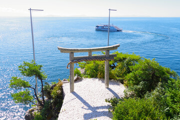琵琶湖に浮かぶ竹生島神社の鳥居