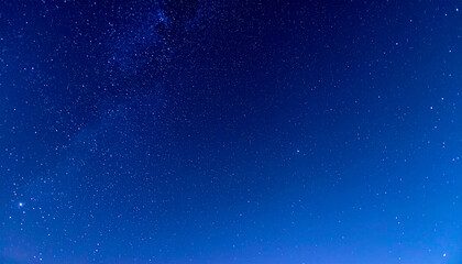 Fototapeta premium 静かな藍色の夜空に星が瞬くシンプルな背景 Simple Starry Night Sky with Subtle Twinkle on Indigo Gradient Background 