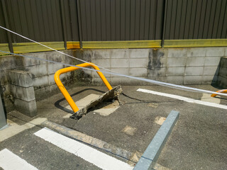 事故で車止めが壊された使用禁止のコインパーキング