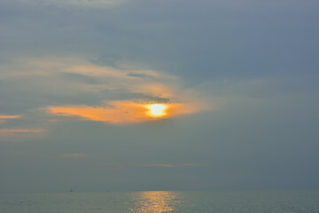 Obraz premium Stunning tropical beach at sunset with calm sea and colorful sky, perfect for summer background or travel themes