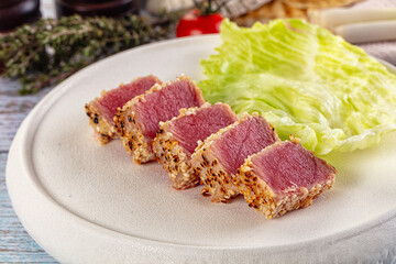 Tuna tataki roasted and raw