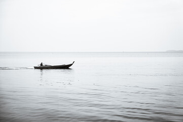 Naklejka premium fishing boat in the sea black and white