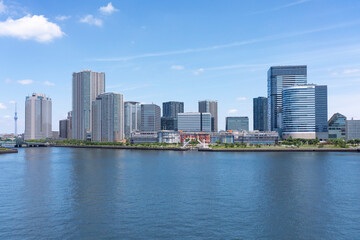 Fototapeta premium 晴れた日の東京・豊洲ぐるり公園