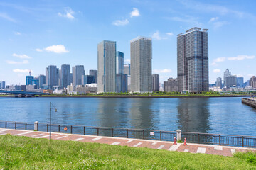Obraz premium 晴れた日の東京・豊洲ぐるり公園