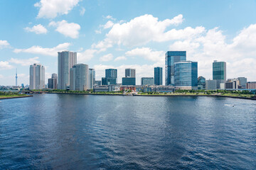 Fototapeta premium 晴れた日の東京・豊洲ぐるり公園