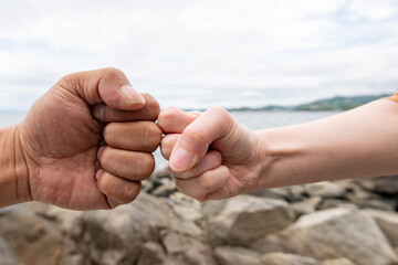 拳を合わせる二人
