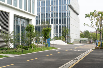Obraz premium emtpty street with modern office building