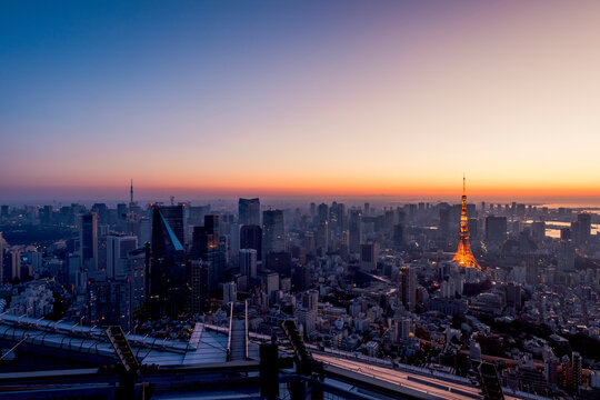 朝日を浴びる東京都心のビル群