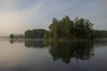 Inseln am See in Schweden.